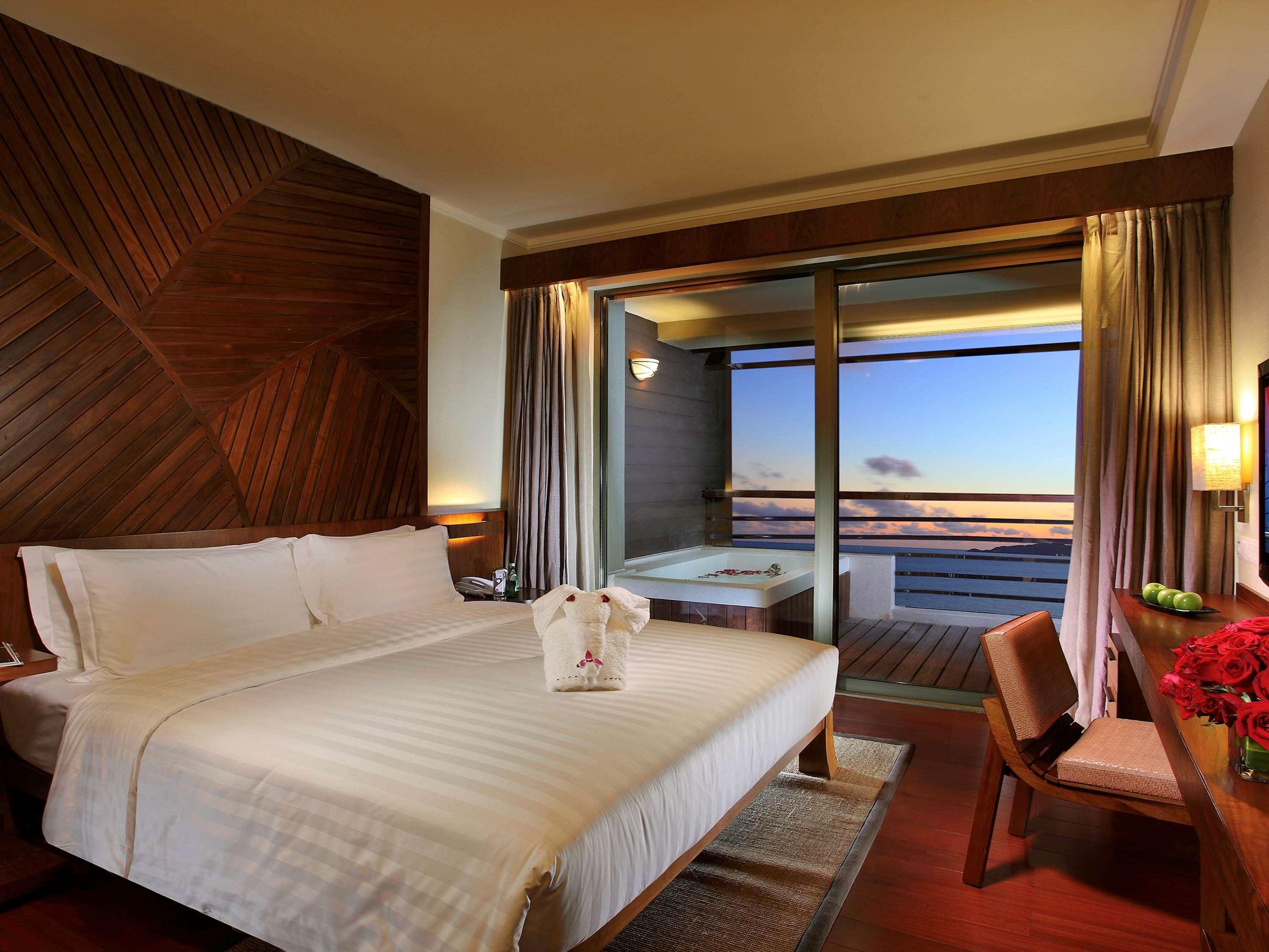 Pullman Oceanview Sanya Bay Resort & Spa Extérieur photo